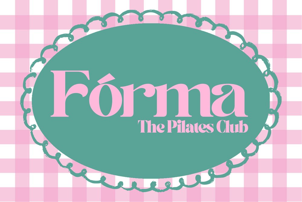 The Fórma oval badge in its scalloped frame on pink gingham