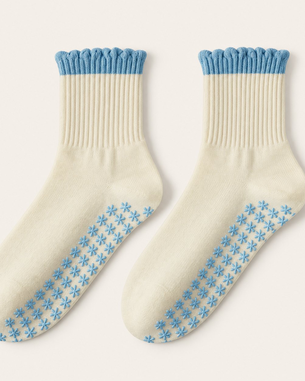 Scallop Sky Grip Socks